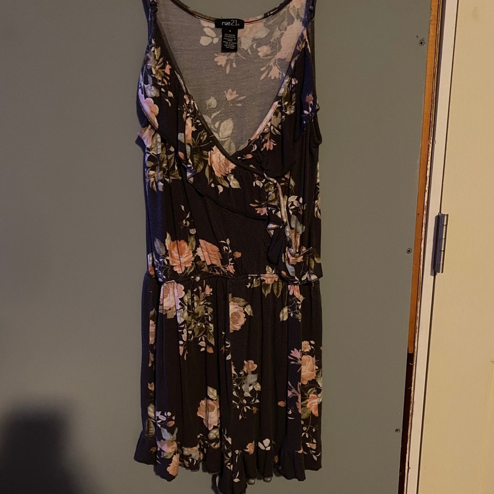 Floral print gray romper.